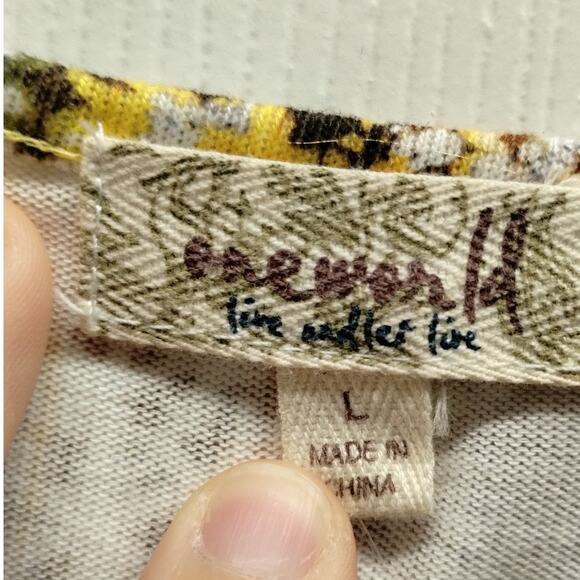 One World Women's Size Large Abstract Gold Yellow V-Neck Asymmetric Hem Top - Picture 5 of 7